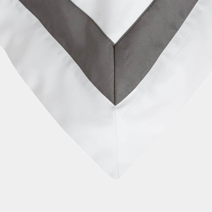 Наволочки мако-сатин 70х70 Alpine Graphite Allure Grass German Grass с широкой отделкой