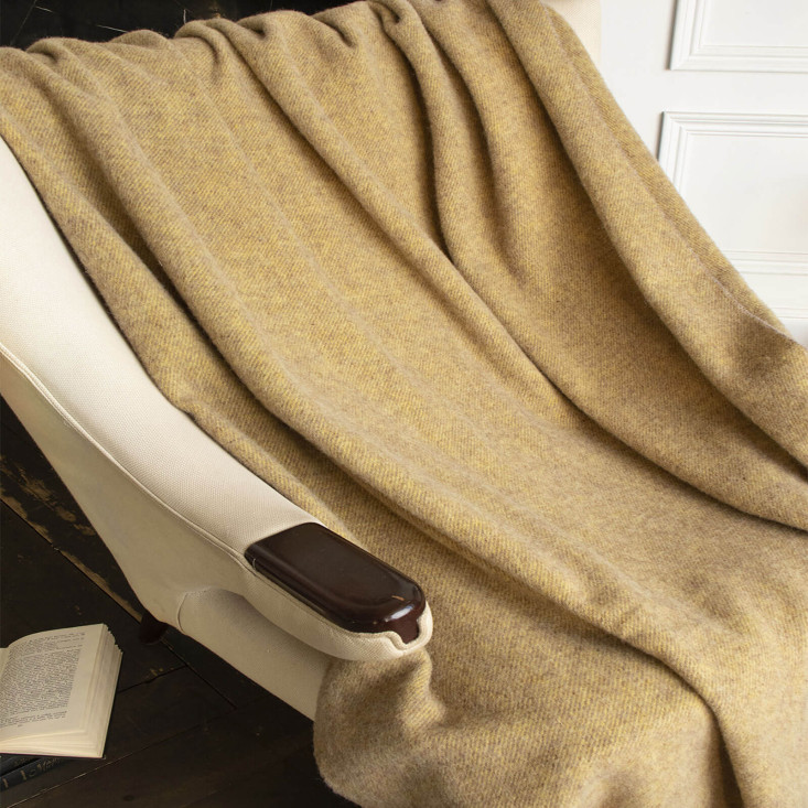 Шерстяной плед новозеландские ягнята Avinamas Janina горчица